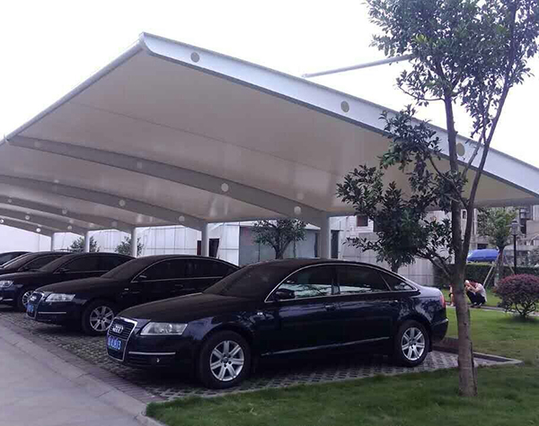 膜結(jié)構(gòu)停車棚建筑的特性有哪些？