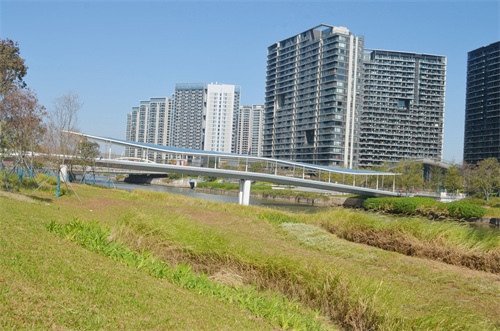 輕盈飄逸，ETFE人行天橋?yàn)槌鞘性鎏硪坏黎诧L(fēng)景線